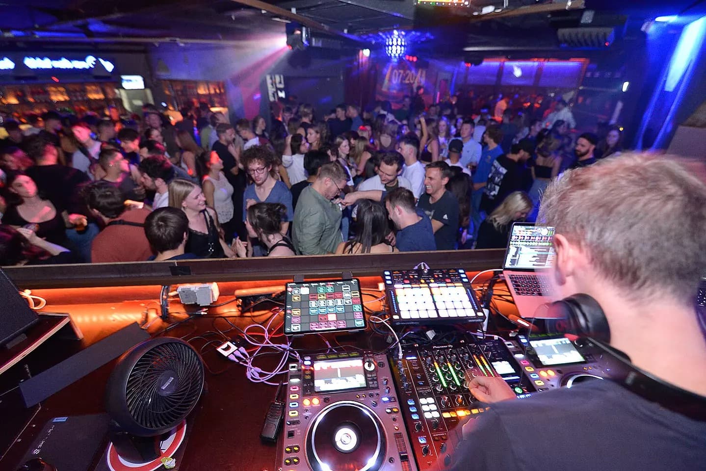 DJ Dan May Event Foto: Club Katze - Clubveranstaltung in Würzburg und Umgebung. Professioneller DJ-Service für unvergessliche Events.