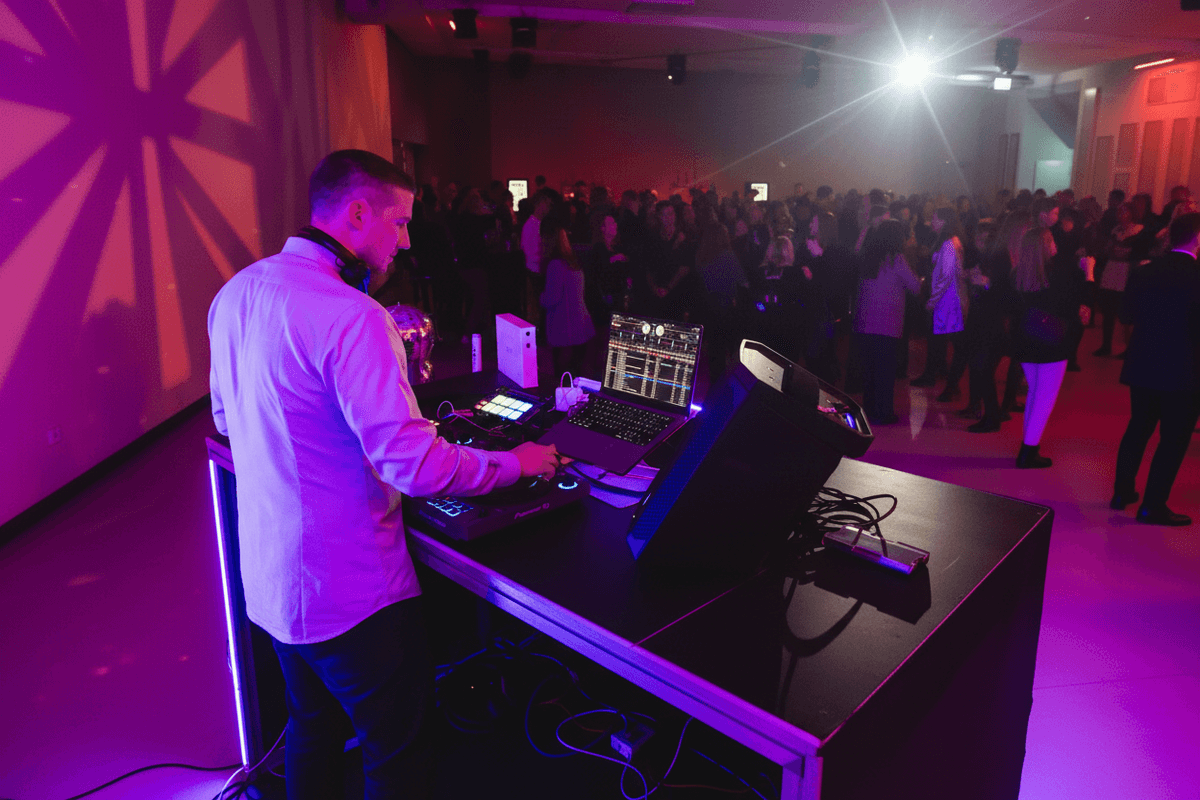 DJ Dennis Meyer (Dan May) in Aktion während einer Hochzeitsfeier - professioneller DJ-Service mit über 10 Jahren Erfahrung aus Würzburg