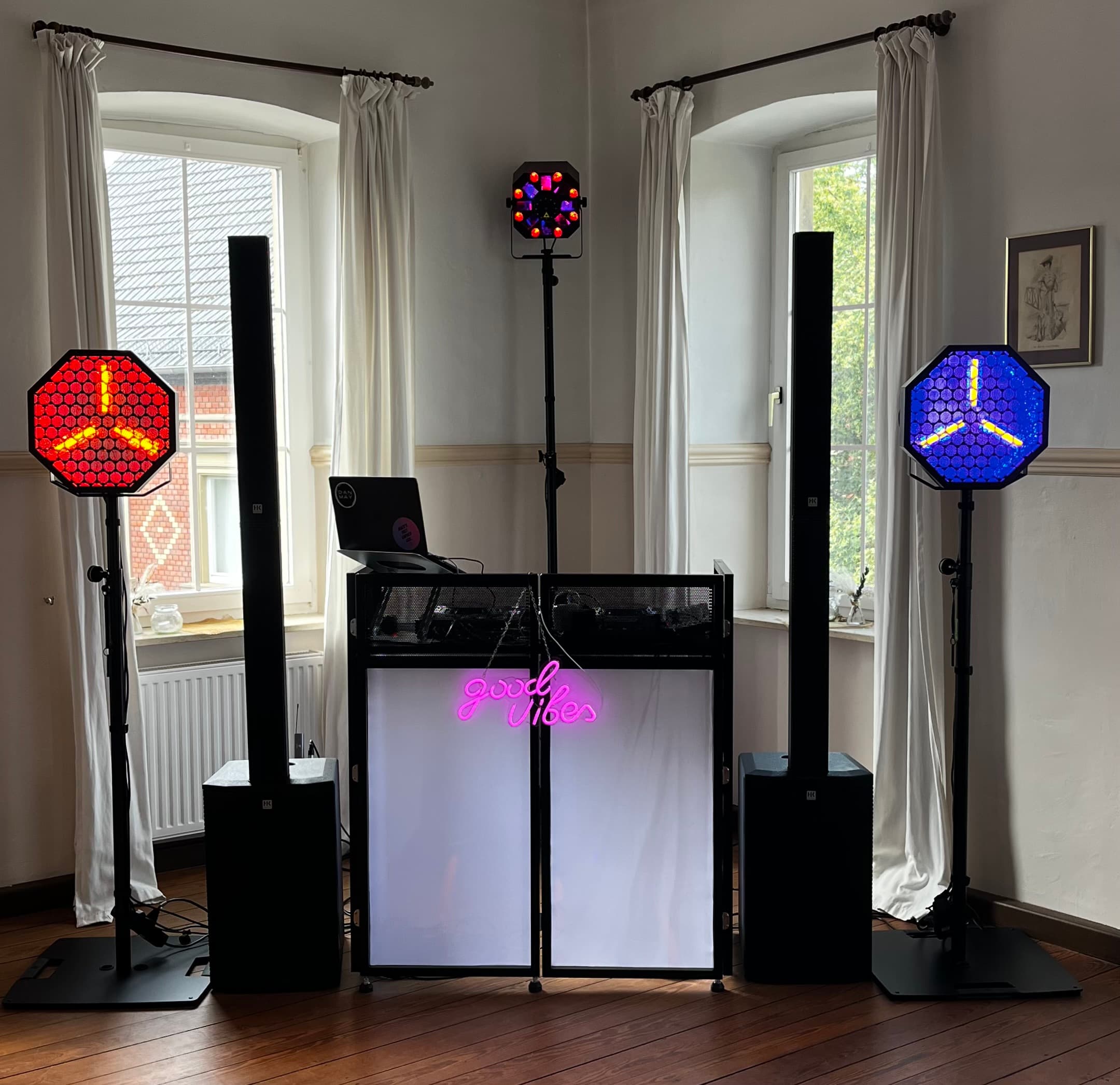 DJ Dan May Event Foto: Setup Hochzeit - Hochzeit in Würzburg und Umgebung. Professioneller DJ-Service für unvergessliche Events.