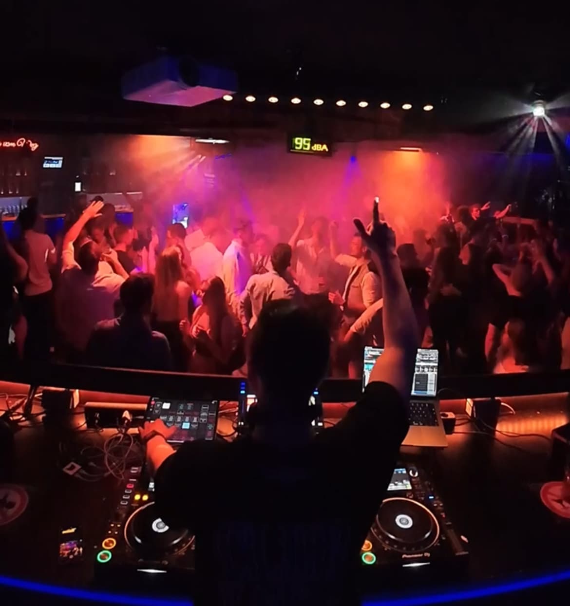 DJ Dan May Event Foto: Club Katze - Clubveranstaltung in Würzburg und Umgebung. Professioneller DJ-Service für unvergessliche Events.