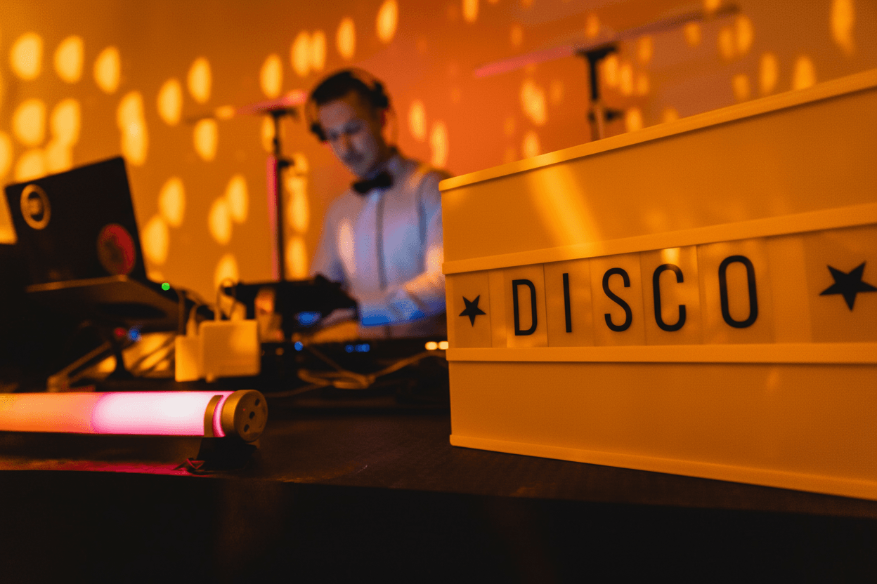 Professioneller DJ Dan May beim Auflegen auf einer Hochzeitsfeier in Würzburg